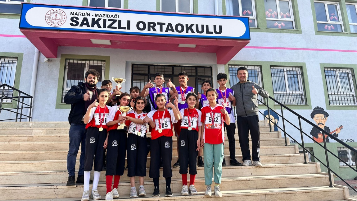 İlçe genelinde yapılan Okul Sporları Kros branşında ilçede erkek ve kızlarda öğrencilerimiz birinci olmuştur. Emeği geçen öğremenve tüm öğrencilerimizi tebrik ederiz