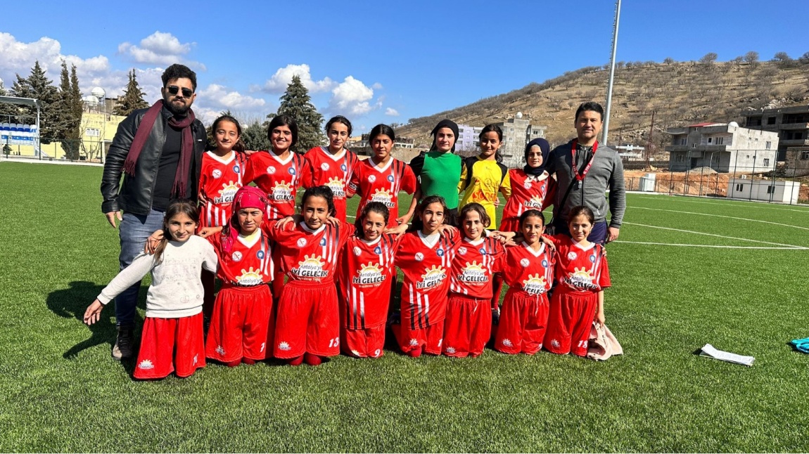 Küçükler Kız Futbol takımımız Pazartesi günü oynayacağı Artuklu Şehit Uğur Palancı Ortaokulu maçı hazırlıklarını tamamladı.  