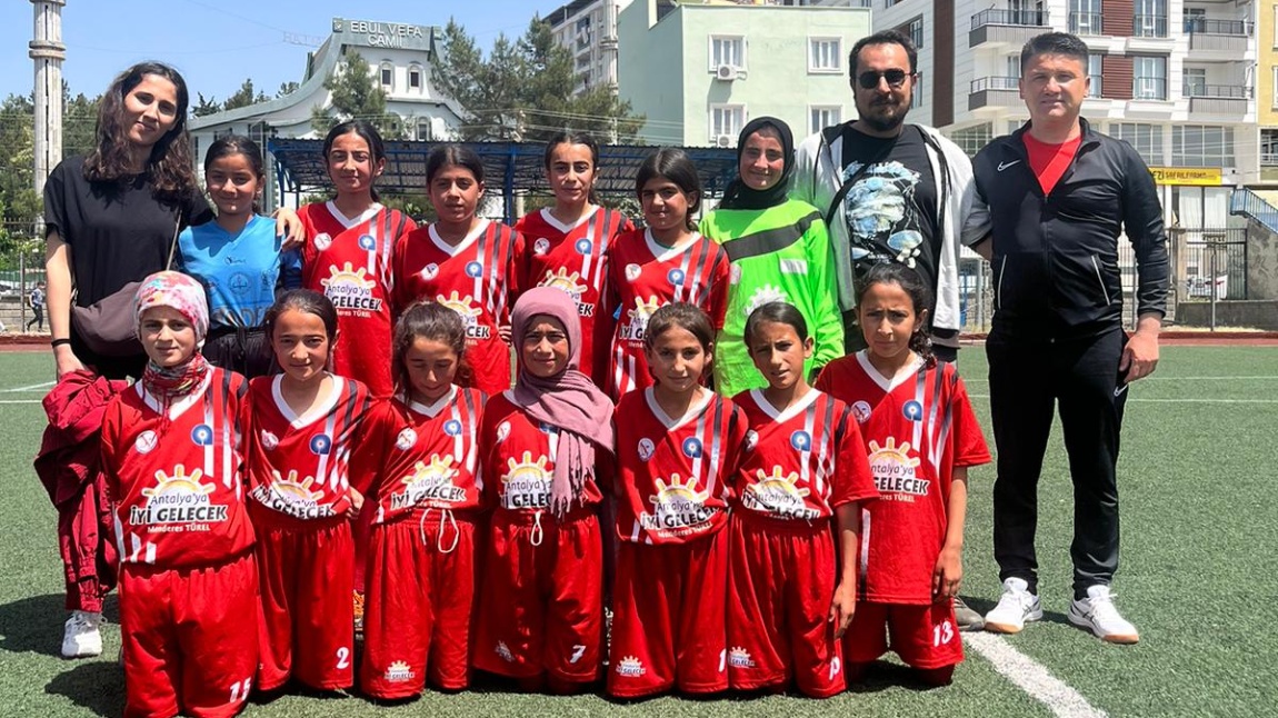 Okul Kız Futbol Takımımız Play-off Finalinde 26-28 Nisan 2024 Tarihleri arasında 