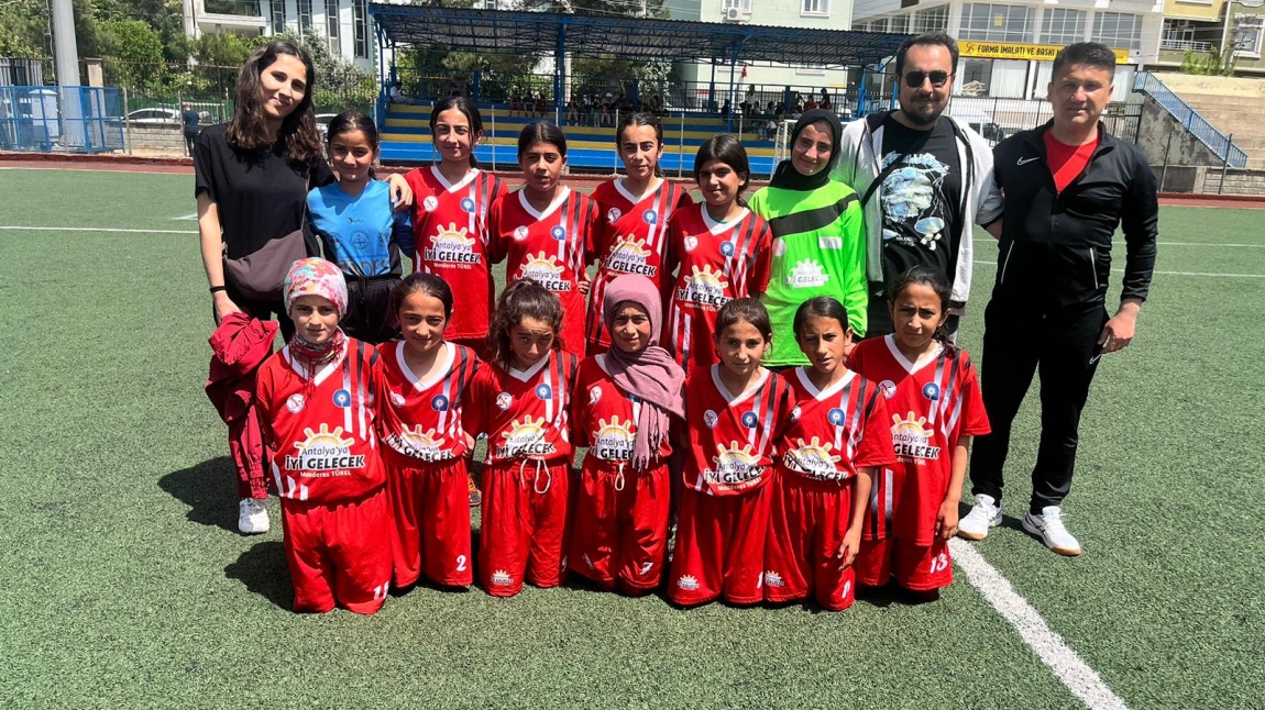 Okul Kız Futbol Takımımız Turnuvaya Veda Etti 
